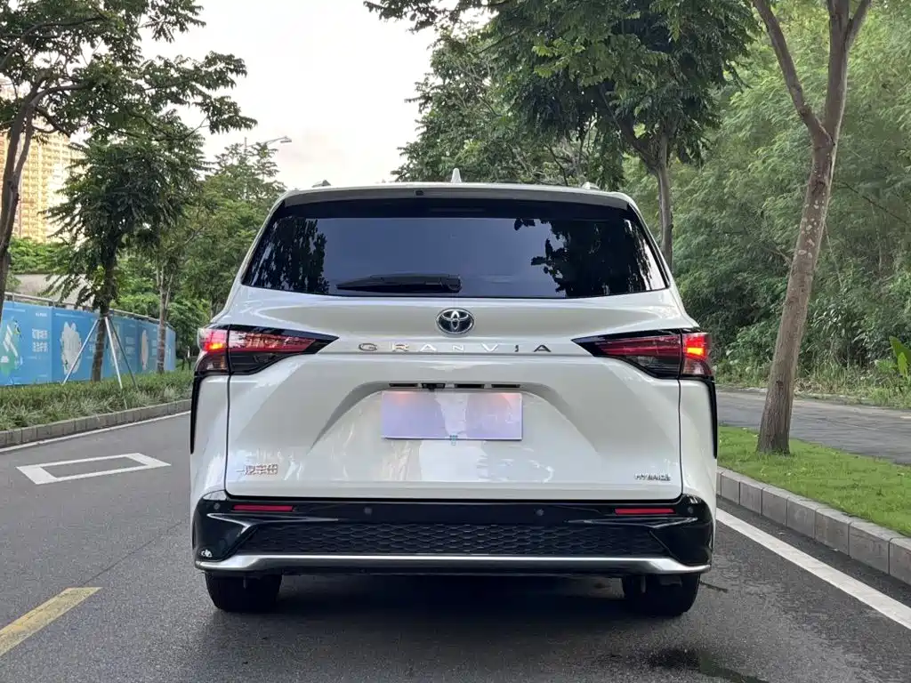 Фото 9 - Toyota Granvia