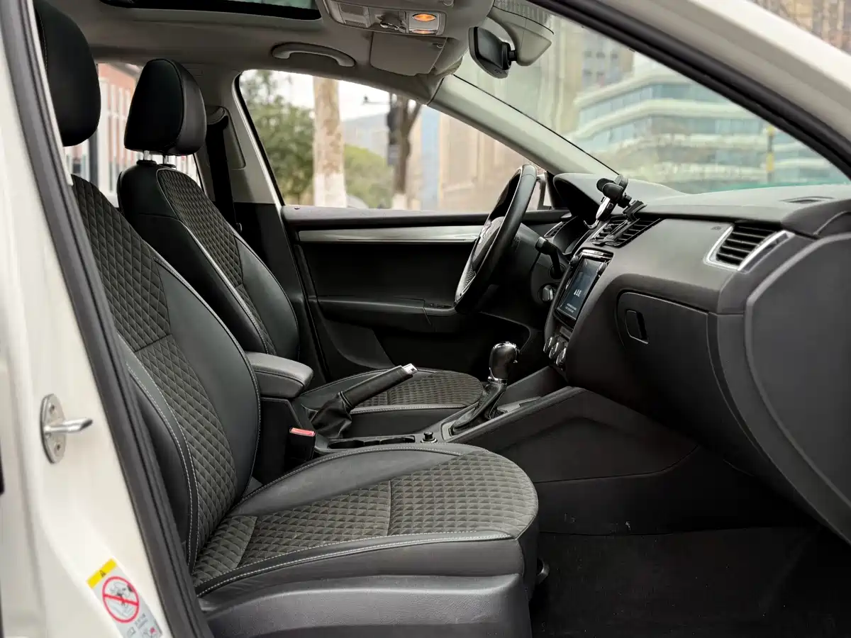 Škoda Octavia 2018 TSI230 DSG Luxury Edition фото 21