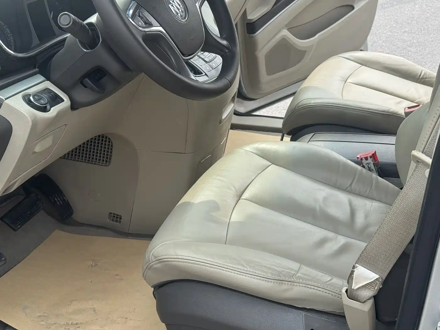Buick GL8 2011 2.4L LT Luxury Business Executive фото 16