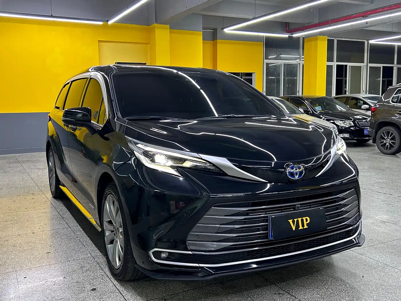 Toyota Sienna 2023 2.5L Hybrid Premium Edition фото 3