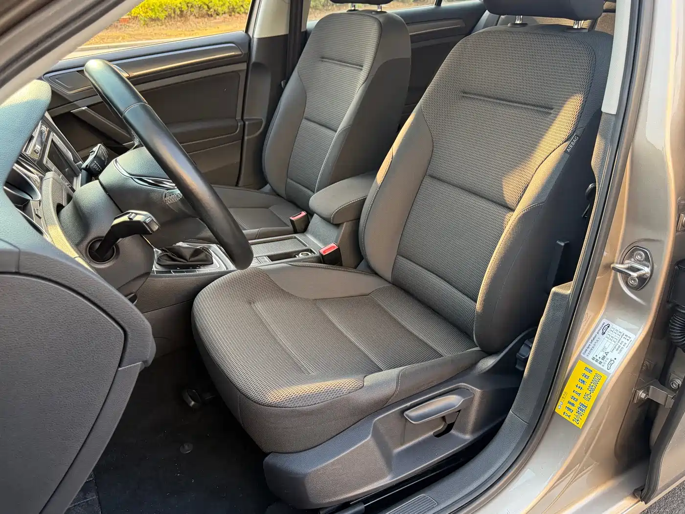 Volkswagen Golf 2017 1.6L Auto Comfort Millionth Edition фото 7