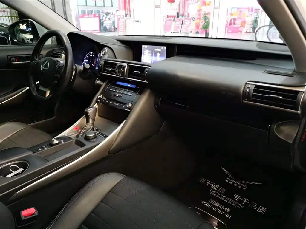 Lexus IS 2017 300 Leading Edition фото 13