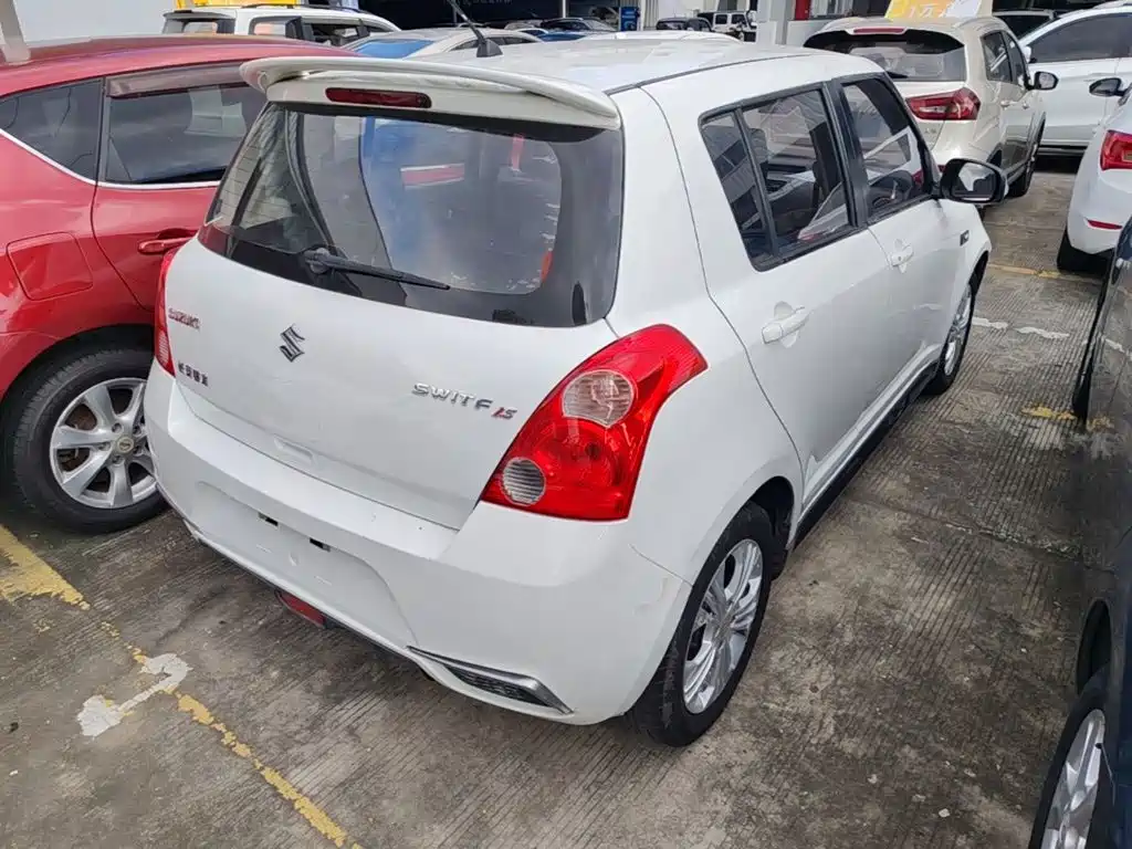 Фото 7 - Suzuki Swift