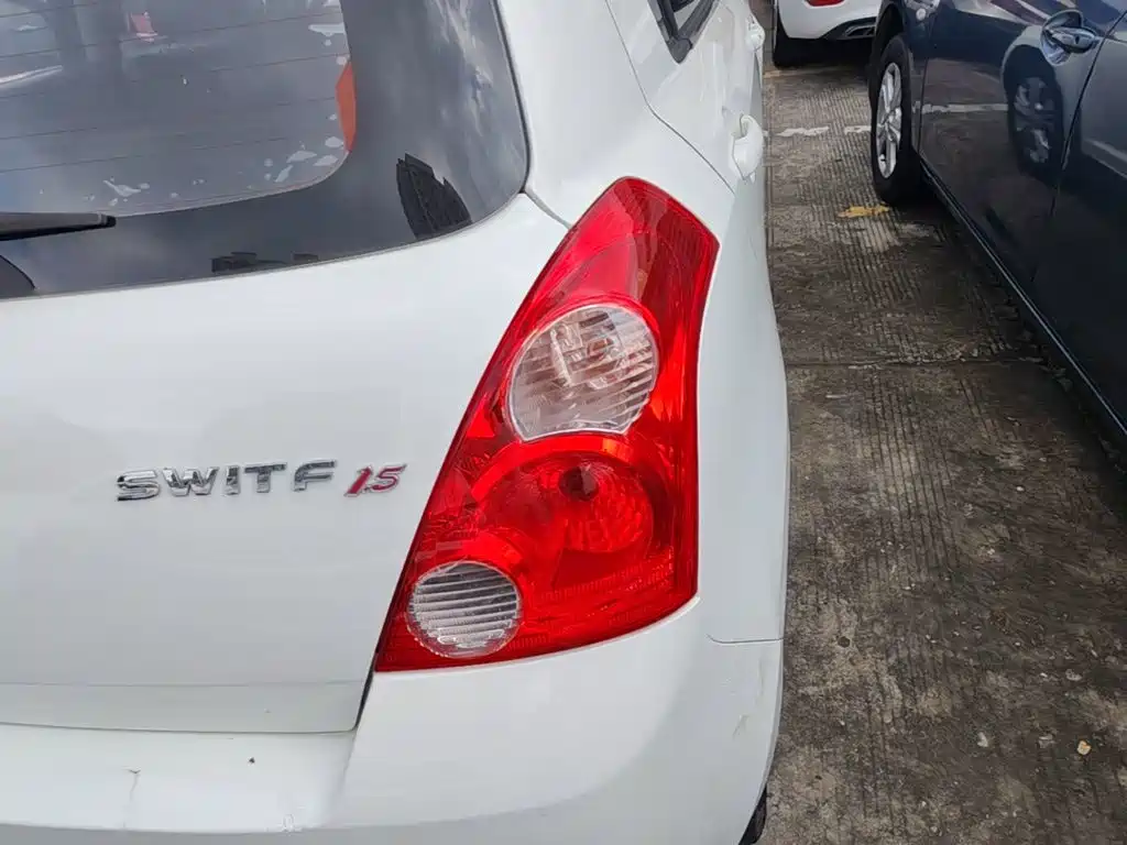 Фото 8 - Suzuki Swift