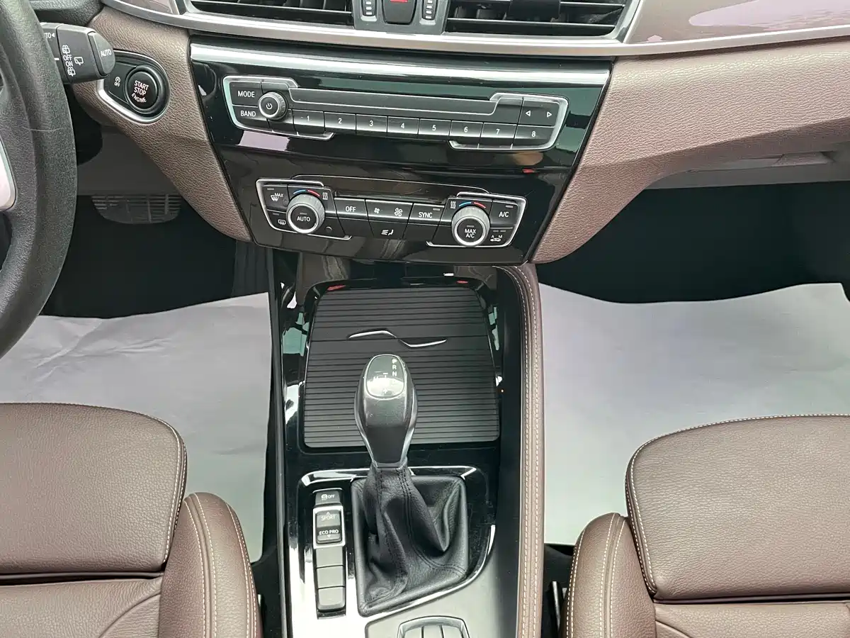 BMW X1 2018 sDrive18Li Premium Model фото 9