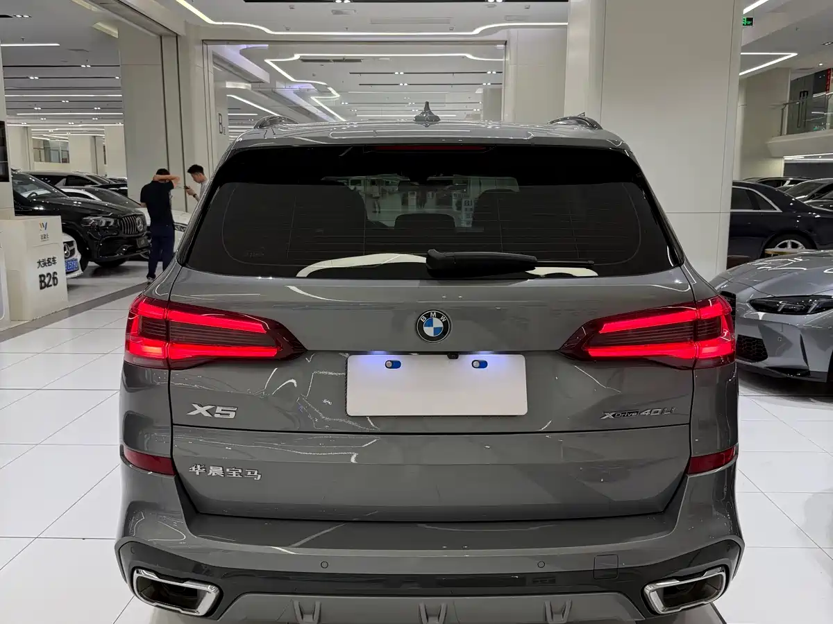 BMW X5 2022 Model xDrive 40Li M Sport Package фото 5