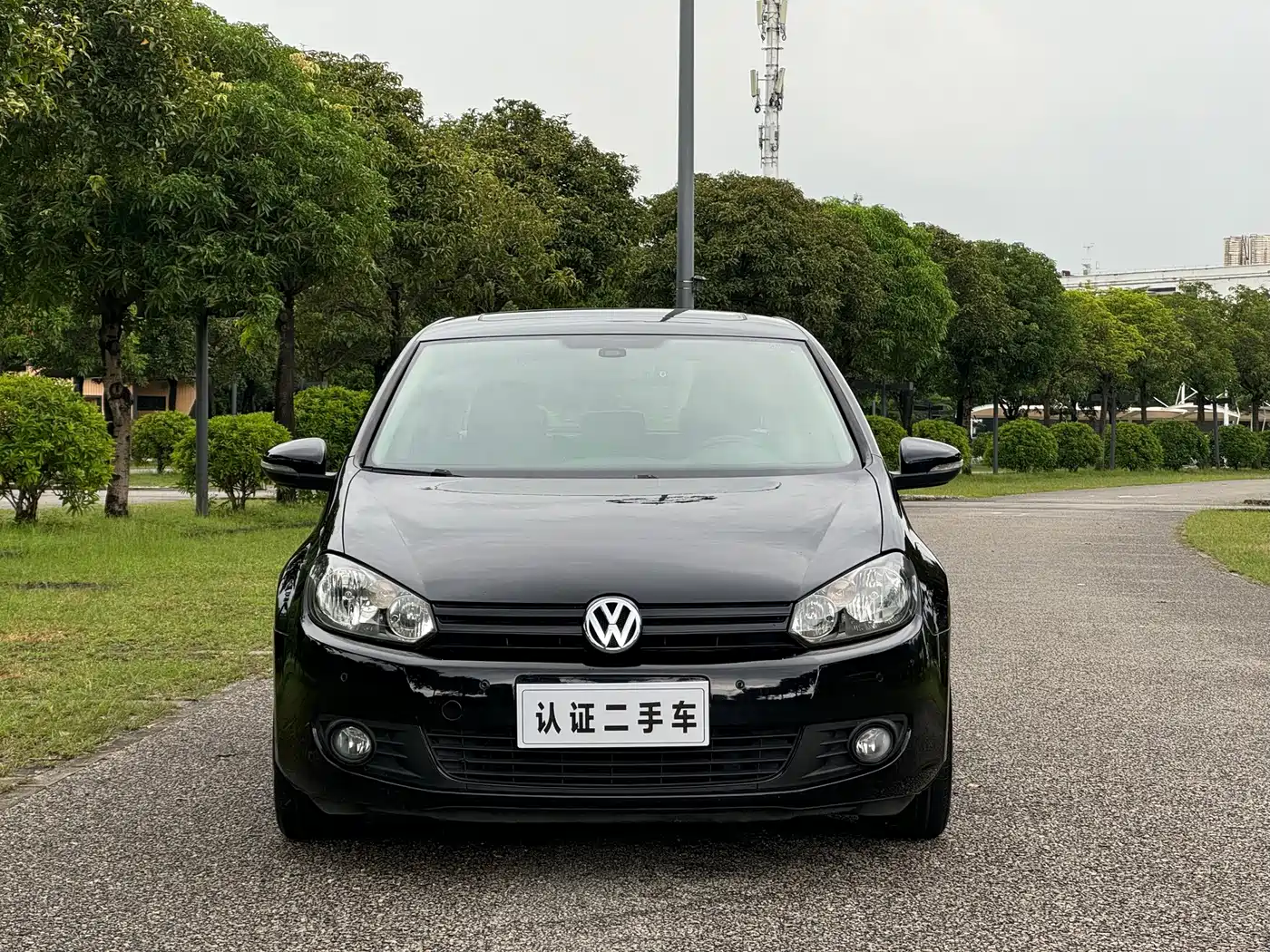 Photo 2 - Volkswagen Golf