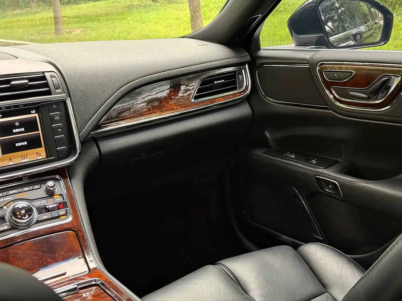 Photo 24 - Lincoln Continental