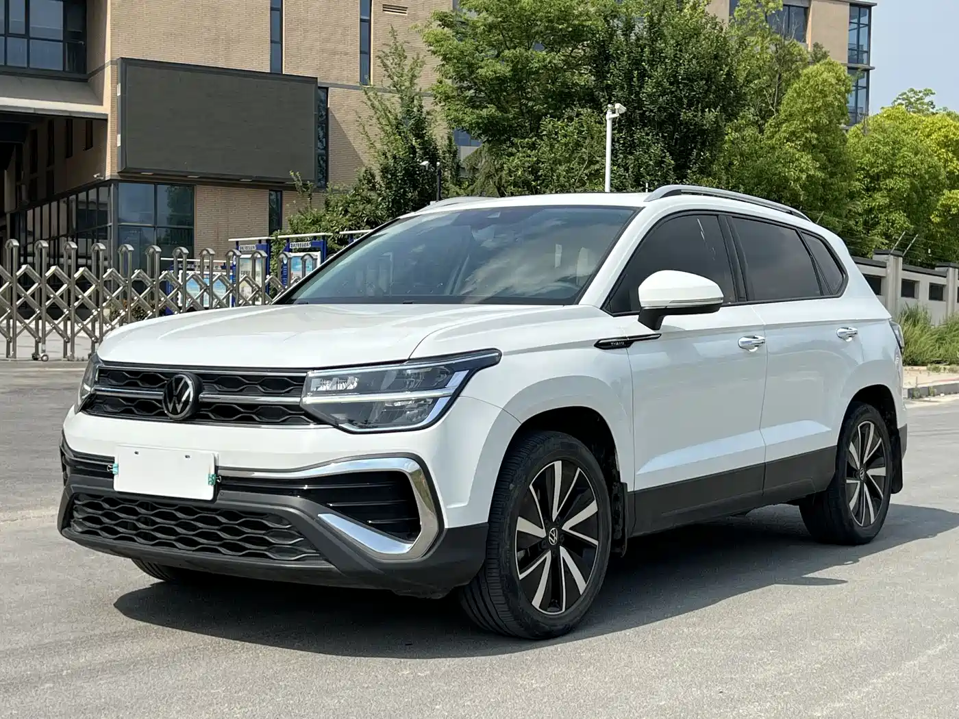 Volkswagen Tharu 2023 300TSI 2WD Bright Moon Edition
