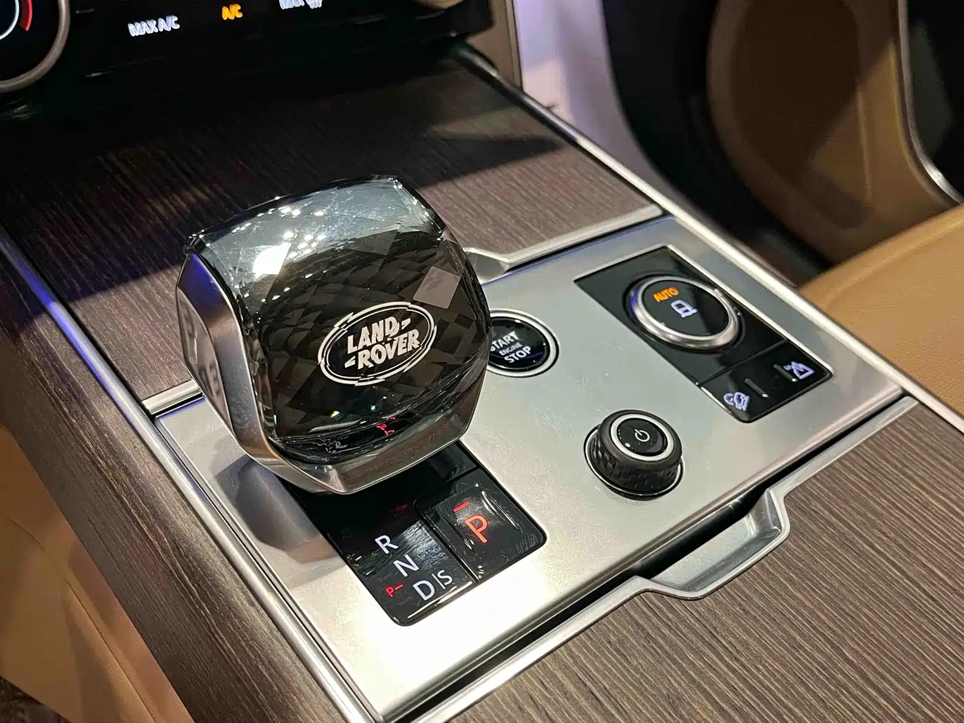 Land Rover Range Rover 2023 3.0 L6 360PS Golden Age Edition фото 9