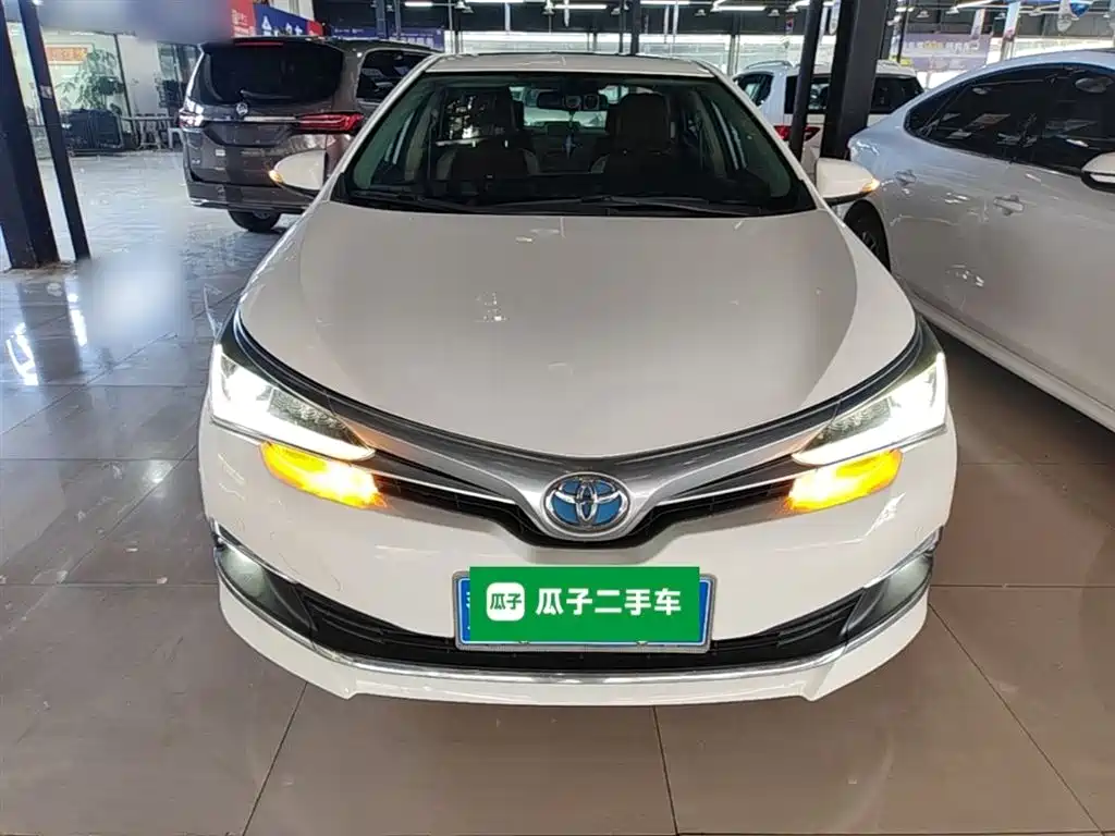 Toyota Corolla 2016 Dual Hybrid 1.8L E-CVT Elite Edition фото 3