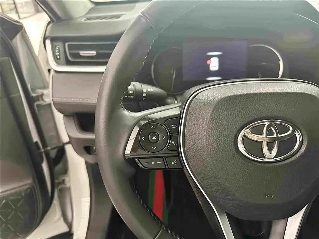 Фото 9 - Toyota RAV4