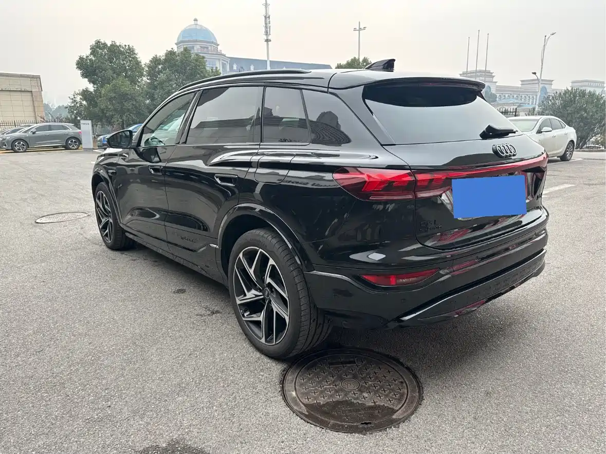 AUDI Q6L E TRON