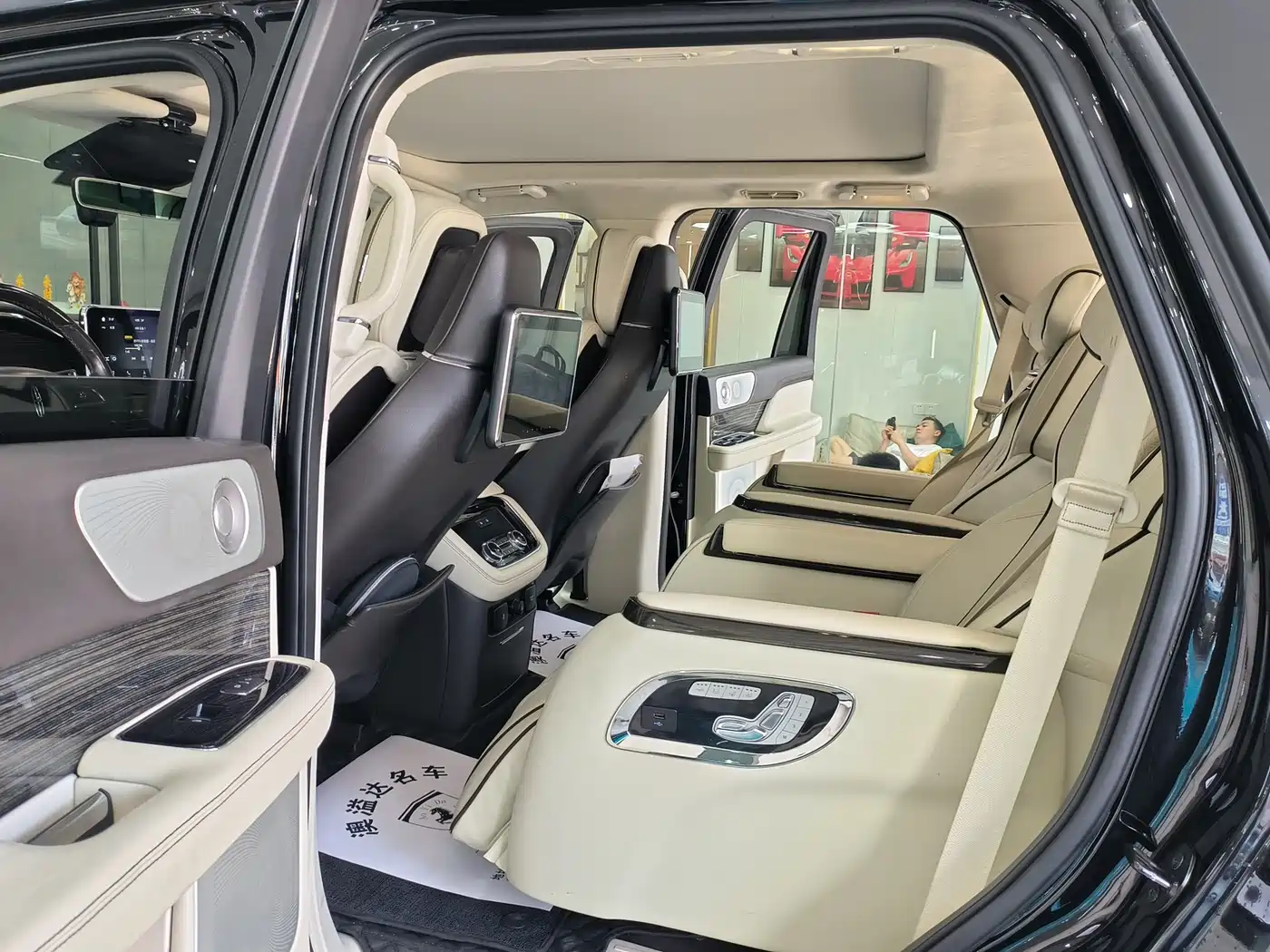 Фото 2 - Lincoln Navigator