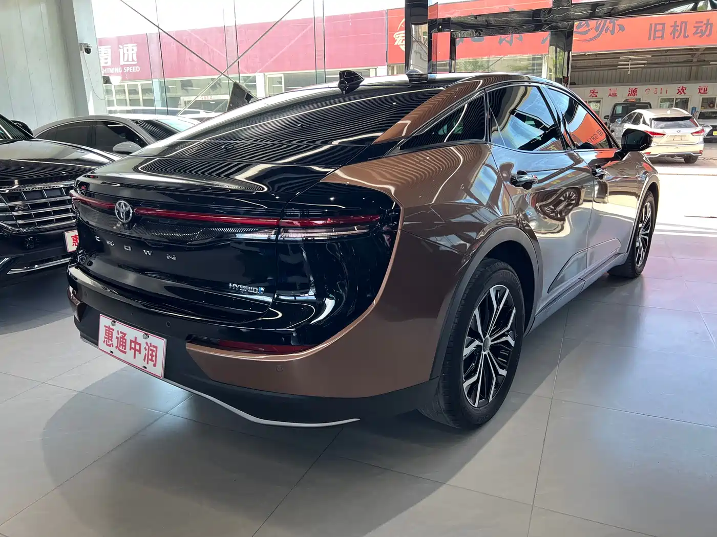 Toyota Crown SportCross 2023 2.5L SportCross HEV FWD Premium Edition фото 6