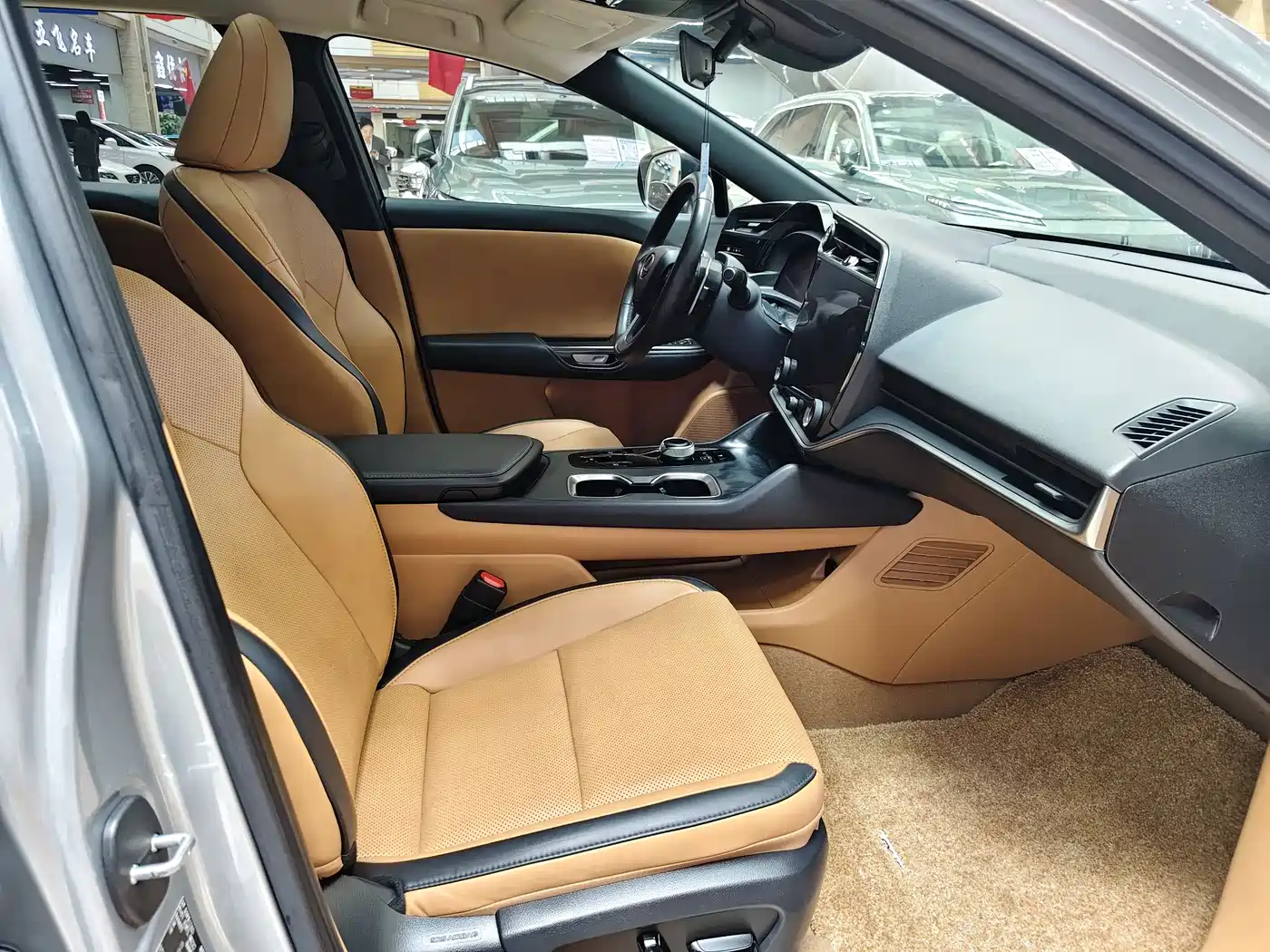 Lexus RZ 2023 450e 4WD Deluxe фото 12