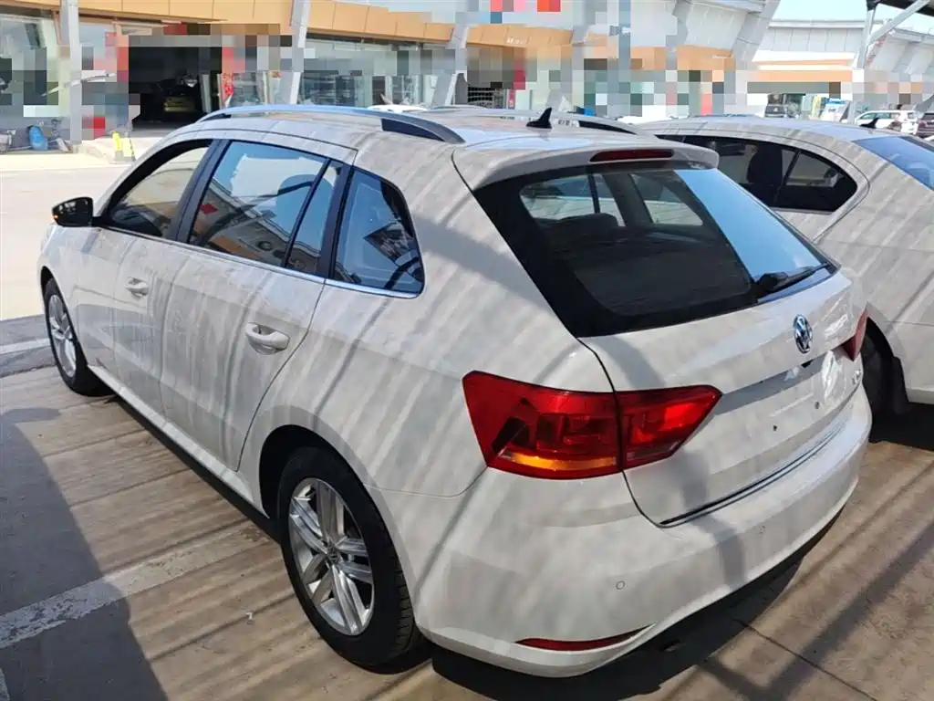 Volkswagen Lavida Tour 2015 1.6L Automatic Comfort Edition фото 5