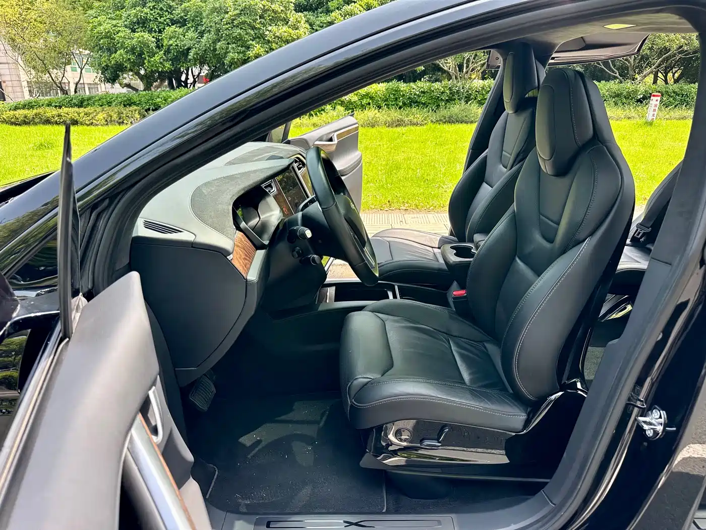 TESLA MODEL X