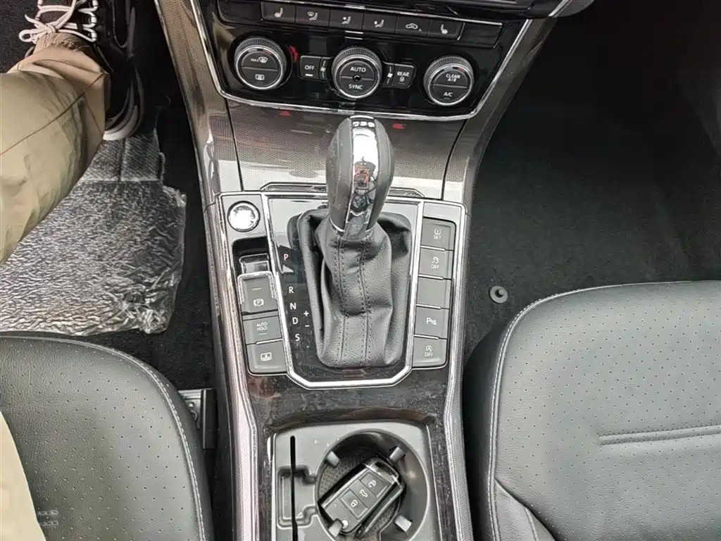 Volkswagen Passat 2017 330TSI DSG Luxury фото 14