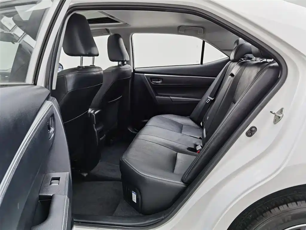 Toyota Corolla 2017 Facelift Hybrid 1.8L E-CVT Elite Edition фото 15