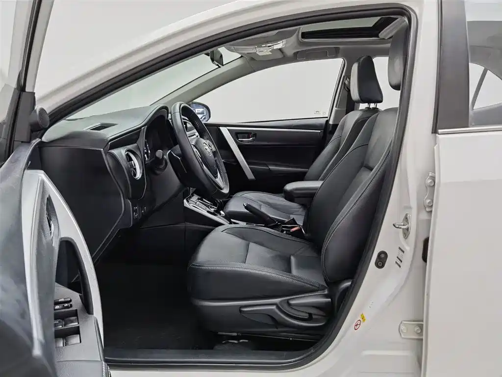 Toyota Corolla 2017 Facelift Hybrid 1.8L E-CVT Elite Edition фото 10