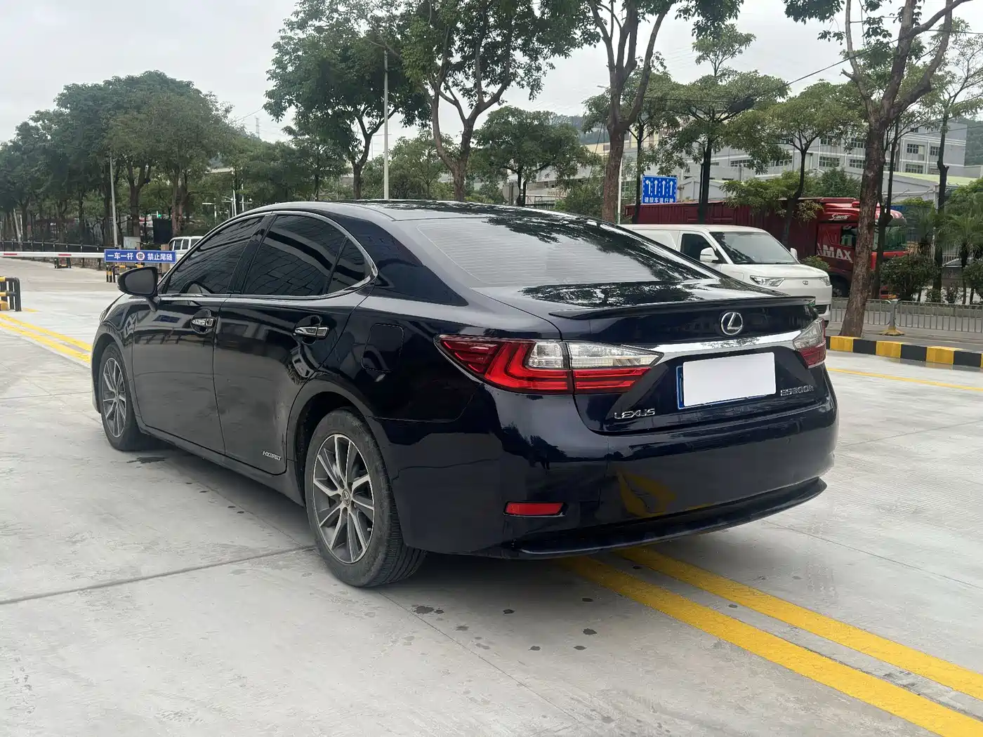 Lexus ES 2015 300h Comfort Edition фото 9