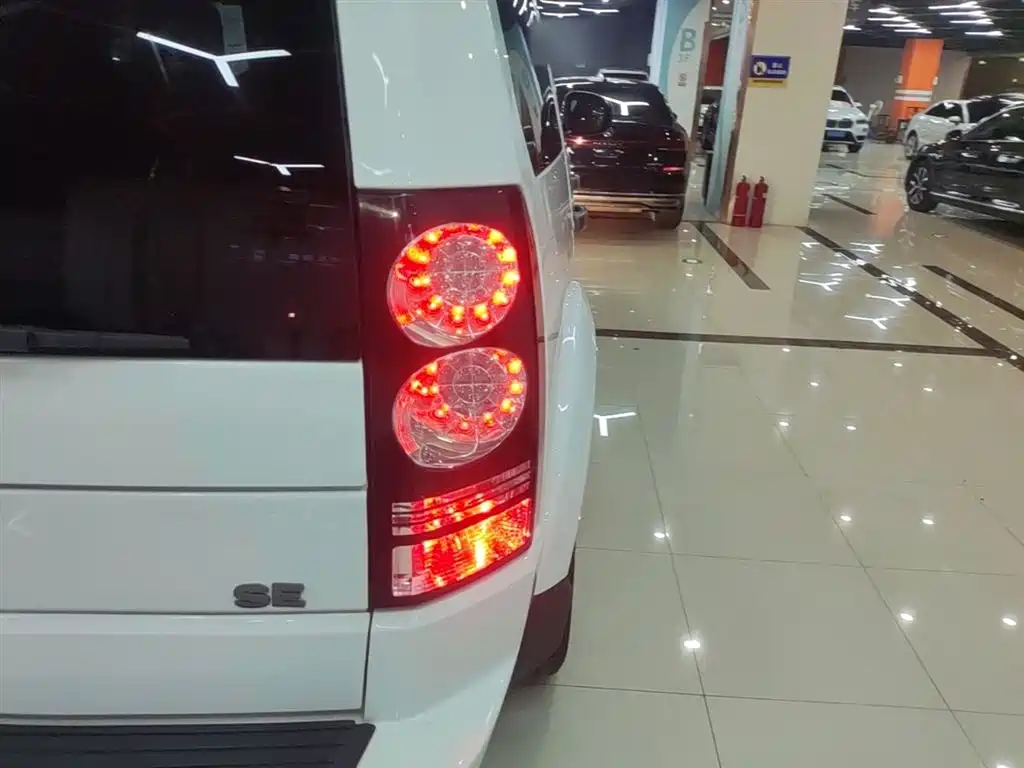 Land Rover Discovery 2015 3.0 SC V6 SE фото 8