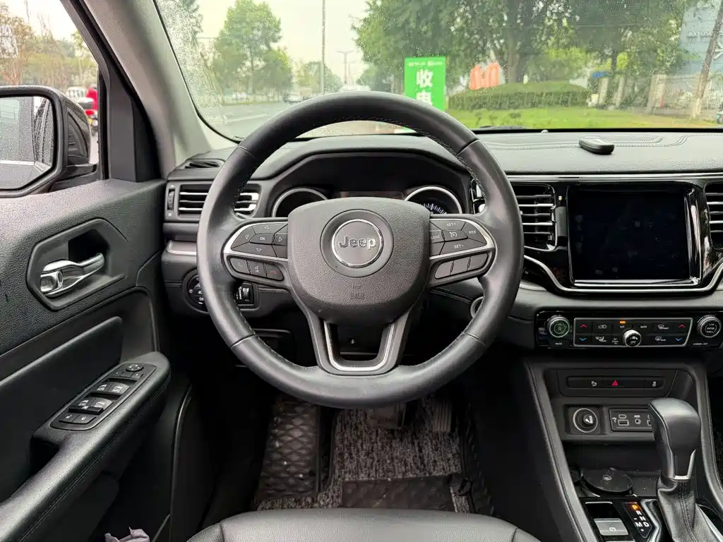 Photo 14 - Jeep Commander