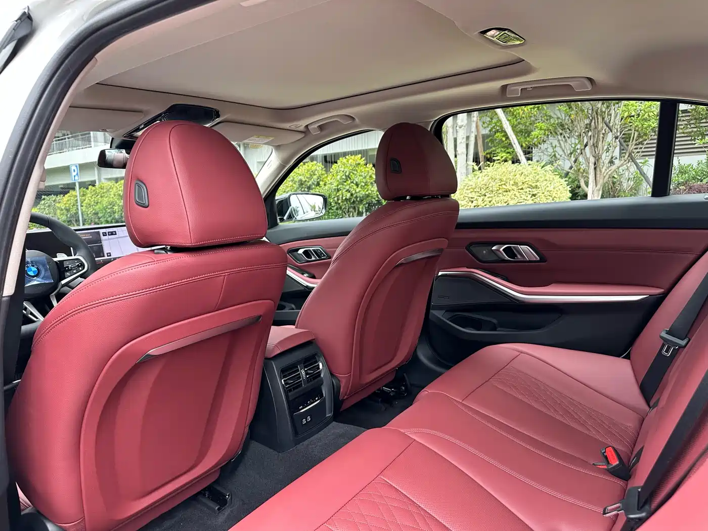 BMW 3 Series 2025 330Li M Sport Night Edition фото 7