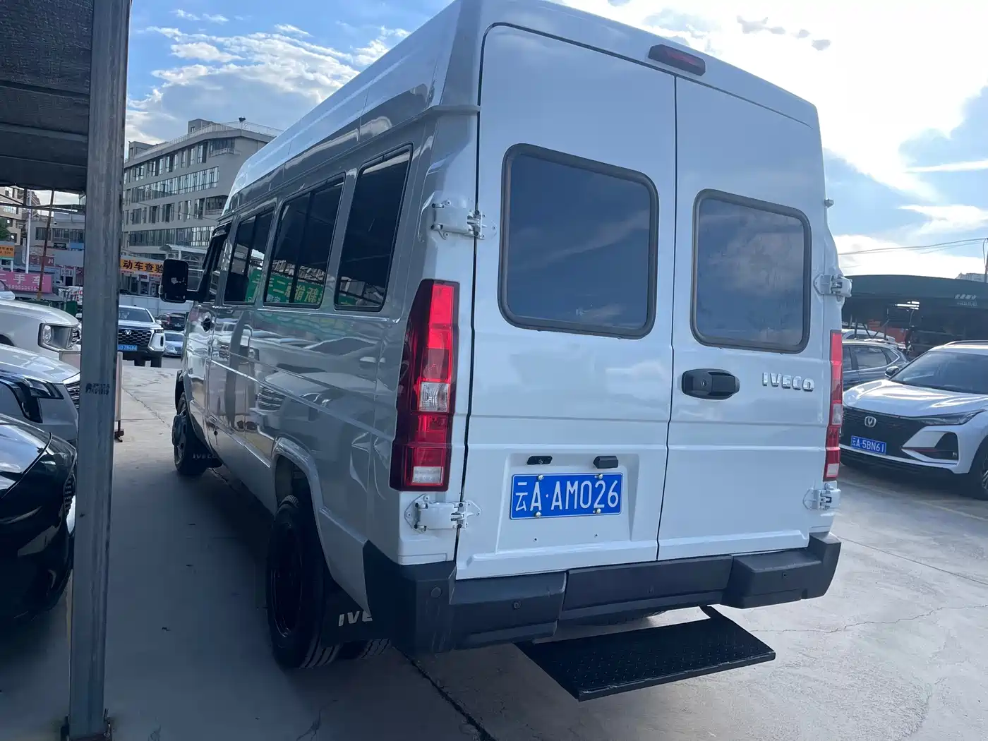 Iveco Daily 2024 2023 2.5T A37M1 Long Wheelbase Medium Roof Dual Tire Sliding Door 5-9 Seater