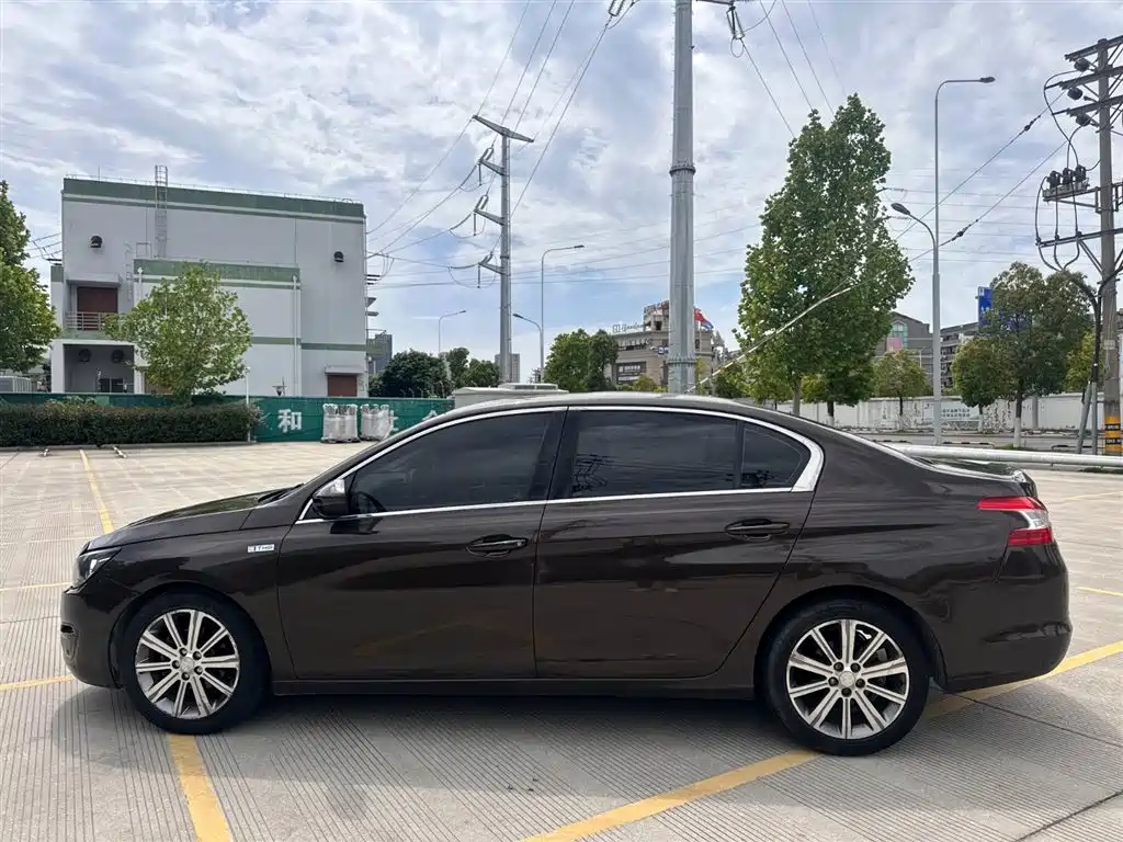 Peugeot 408 2015 Model 1.2T Automatic Luxury Edition фото 8