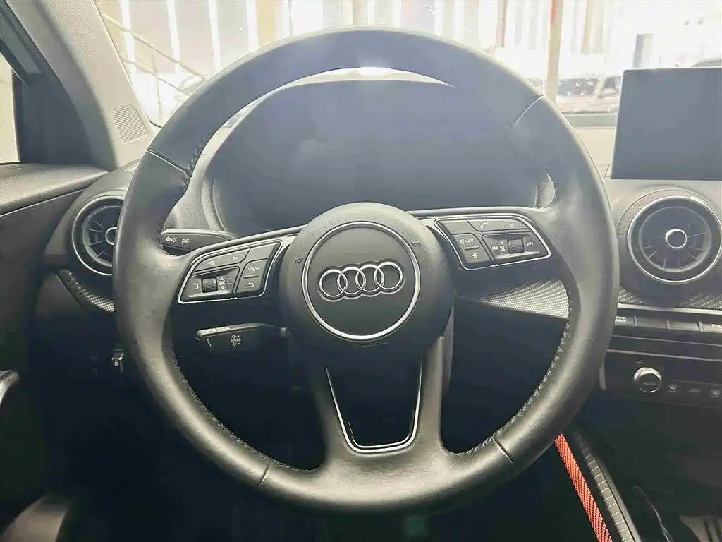 AUDI Q2L E-TRON