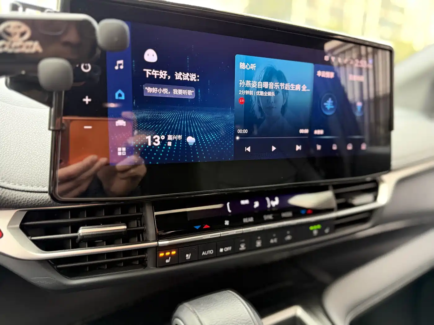 Toyota Sienna 2023 2.5L Hybrid Premium Edition фото 13