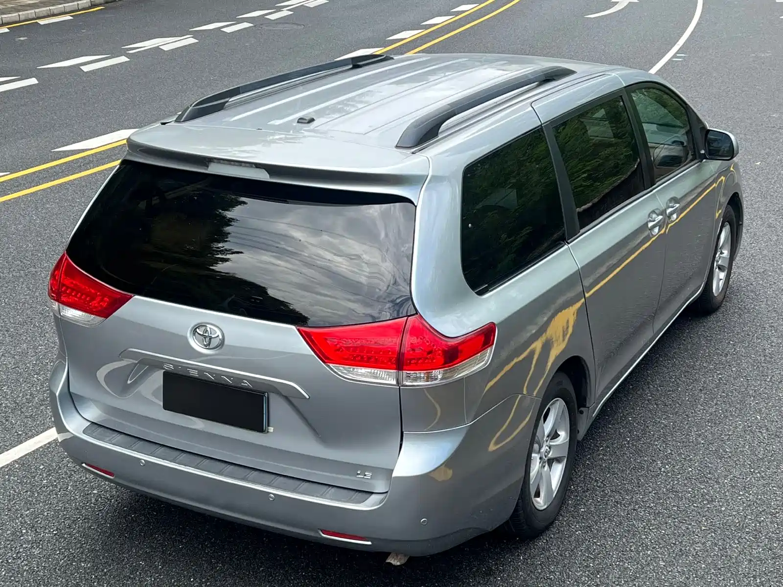 Photo 19 - Toyota Sienna