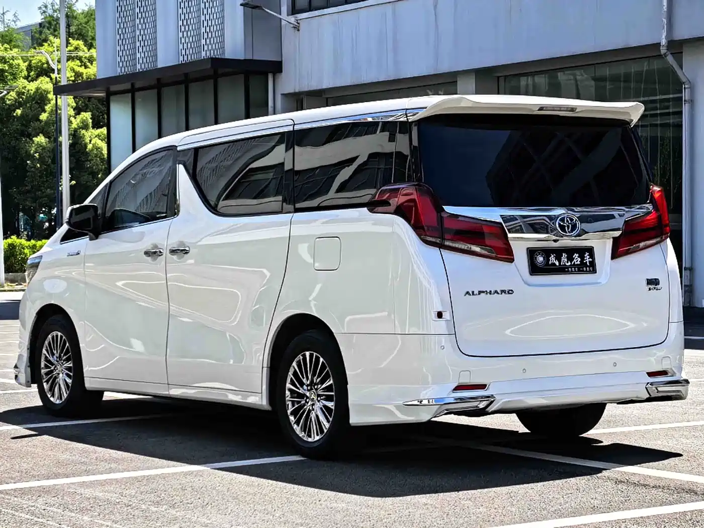 Toyota Alphard 2019 Hybrid 2.5L Luxury фото 6