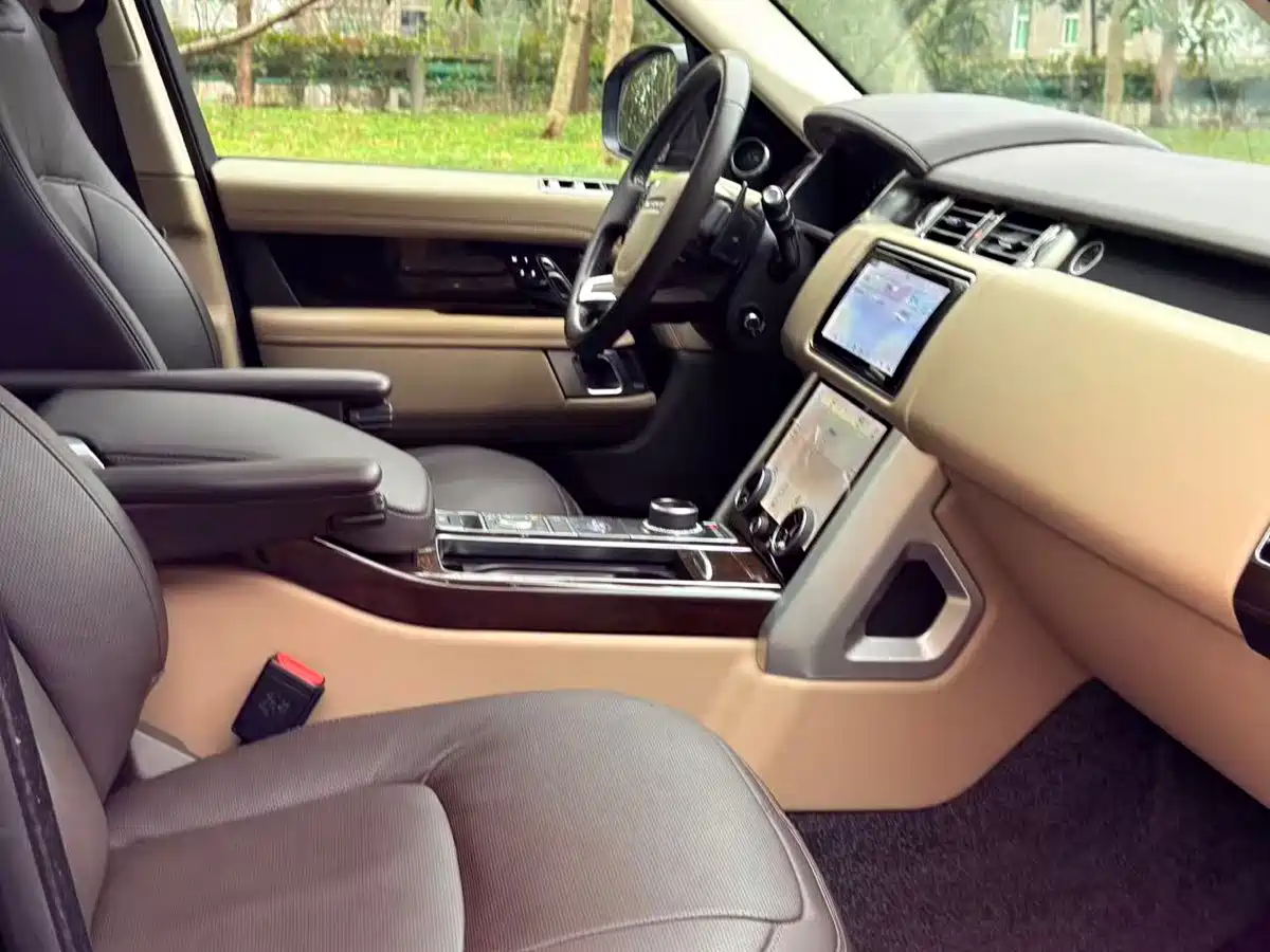 Land Rover Range Rover 2022 3.0 L6 360PS Golden Age Edition фото 9