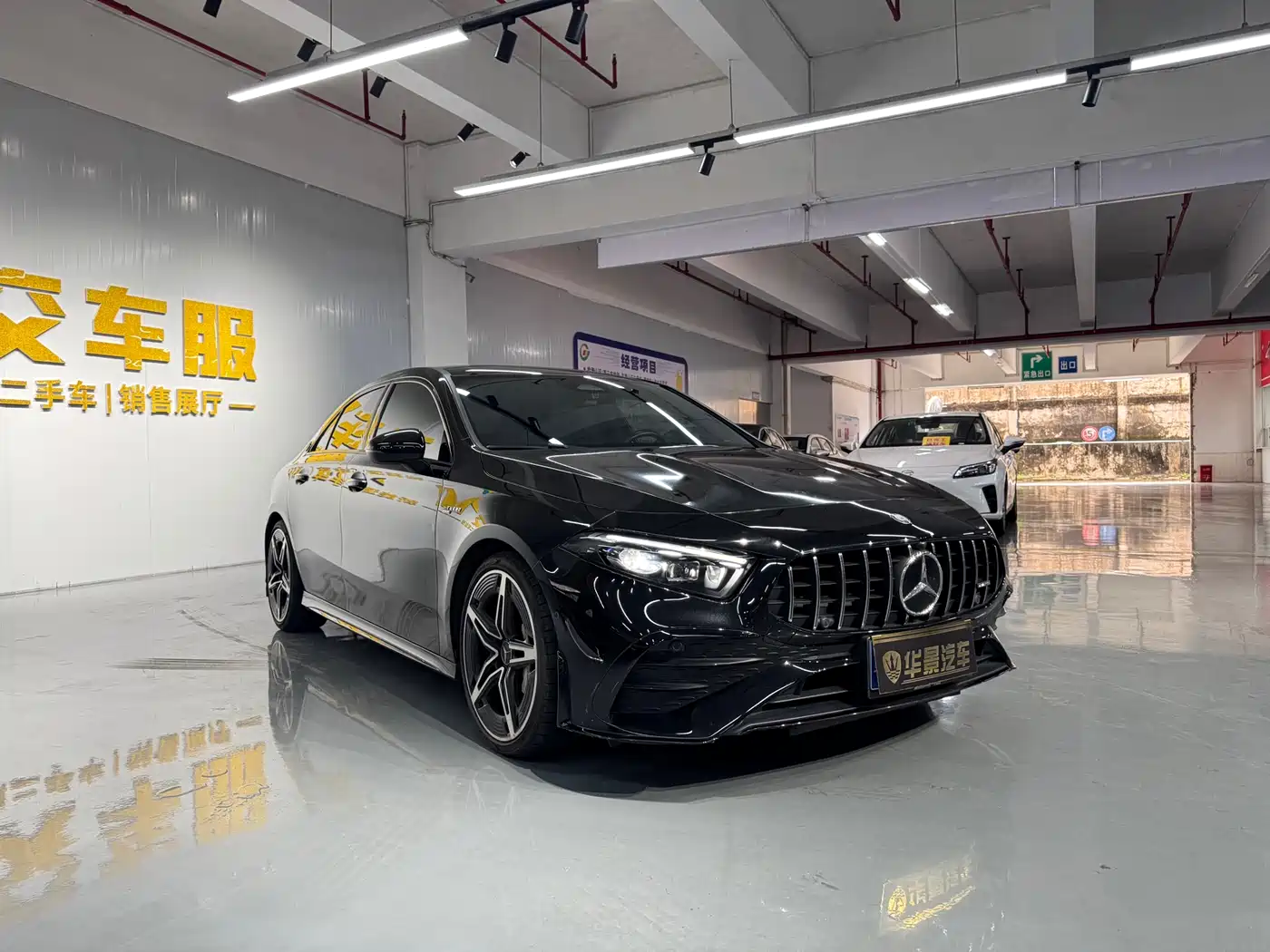 Mercedes-Benz A-Class AMG 2024 Facelift AMG A 35 L 4MATIC фото 3