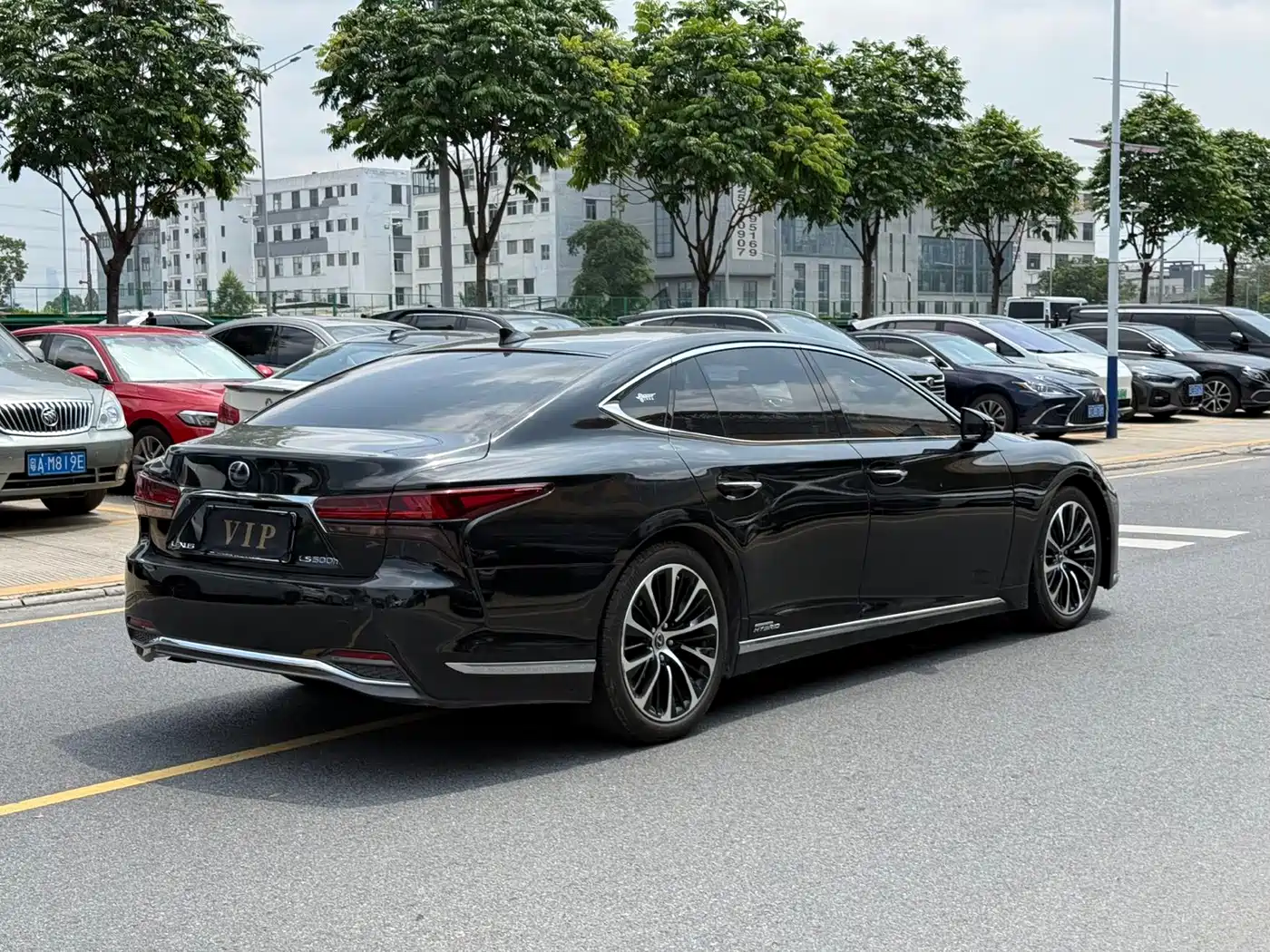 Фото 11 - Lexus LS