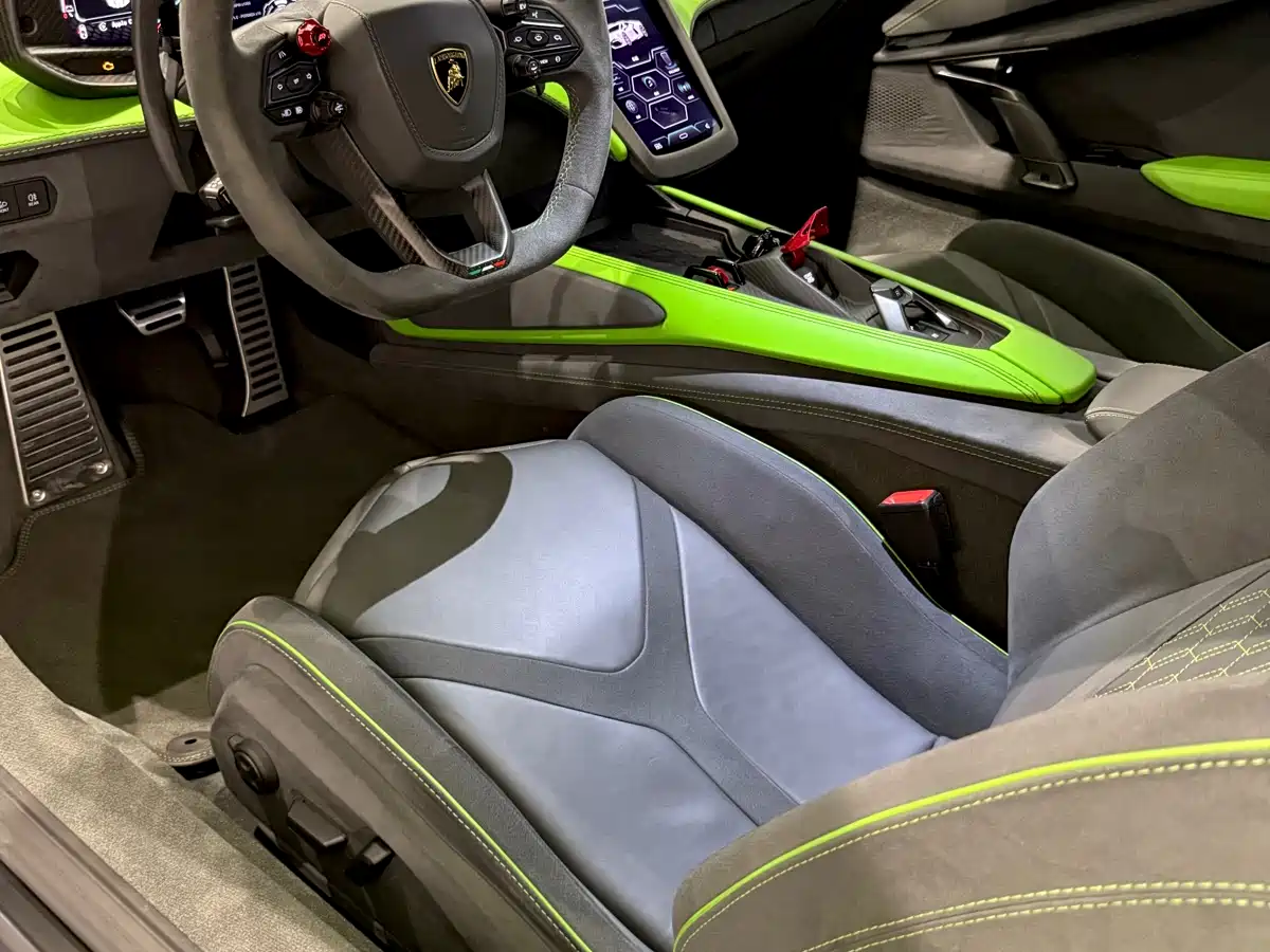 LAMBORGHINI REVUELTO