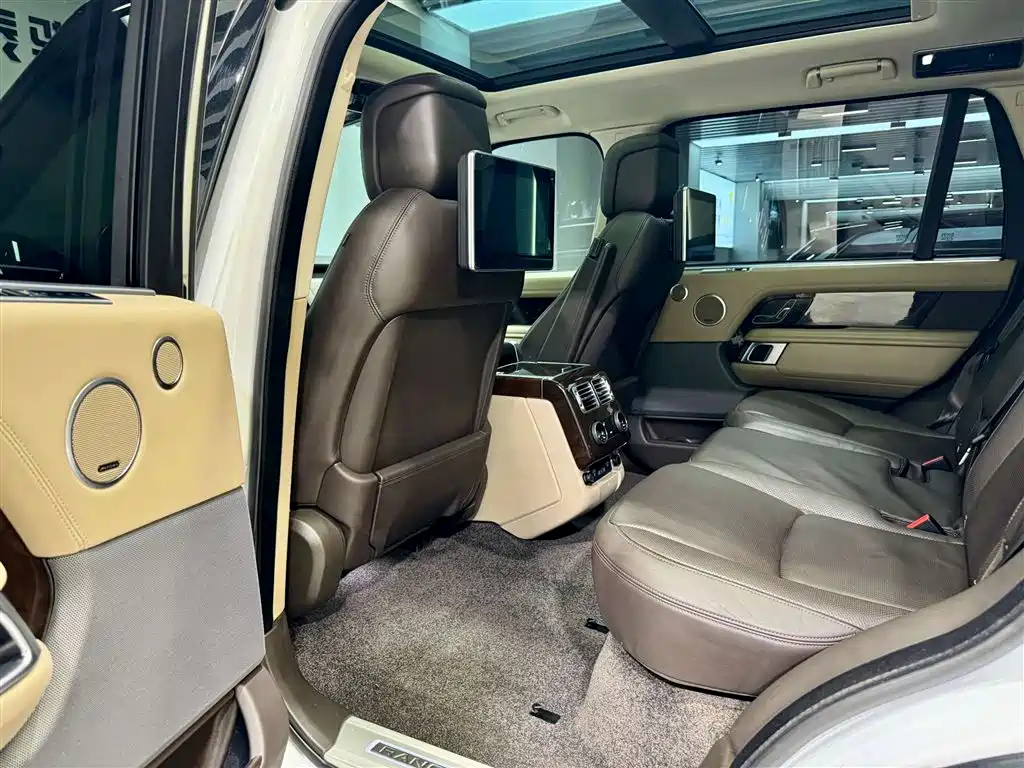 Land Rover Range Rover 2021 3.0 L6 Heritage Extended Classic Edition фото 19