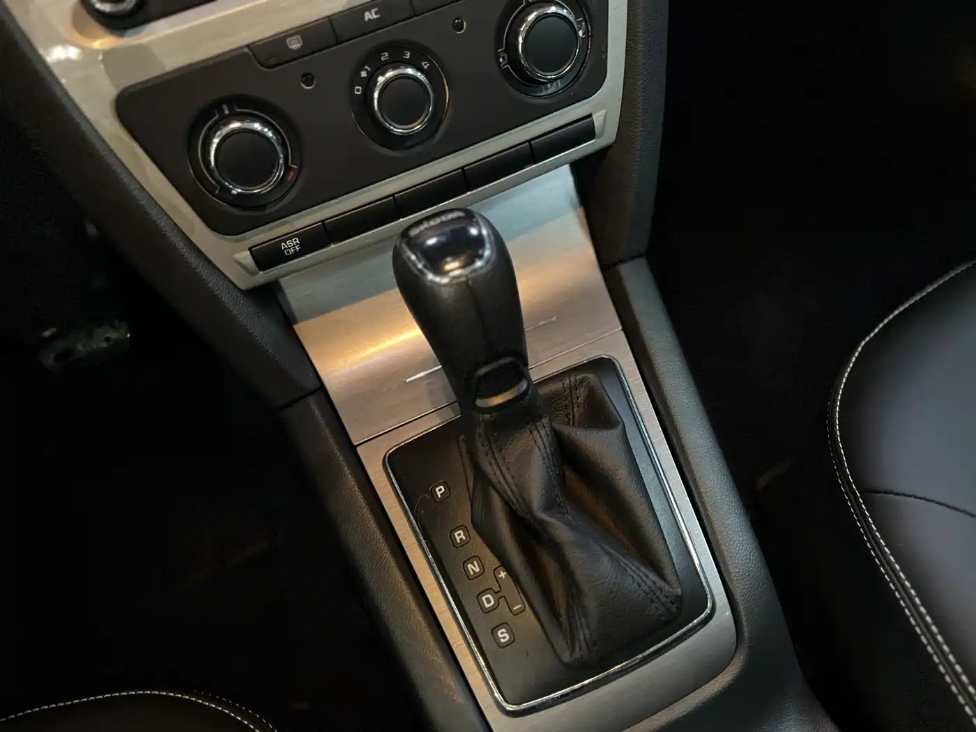 Škoda Octavia 2015 Classic 1.6L Automatic Leisure Edition фото 11