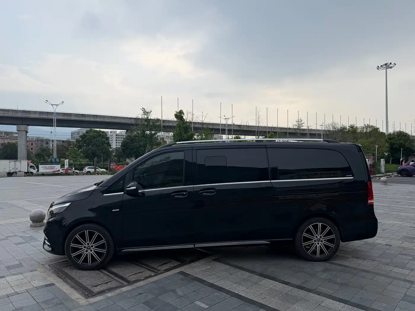 Mercedes-Benz V-Class 2022 V 260 L Long Wheelbase Luxury Edition фото 3