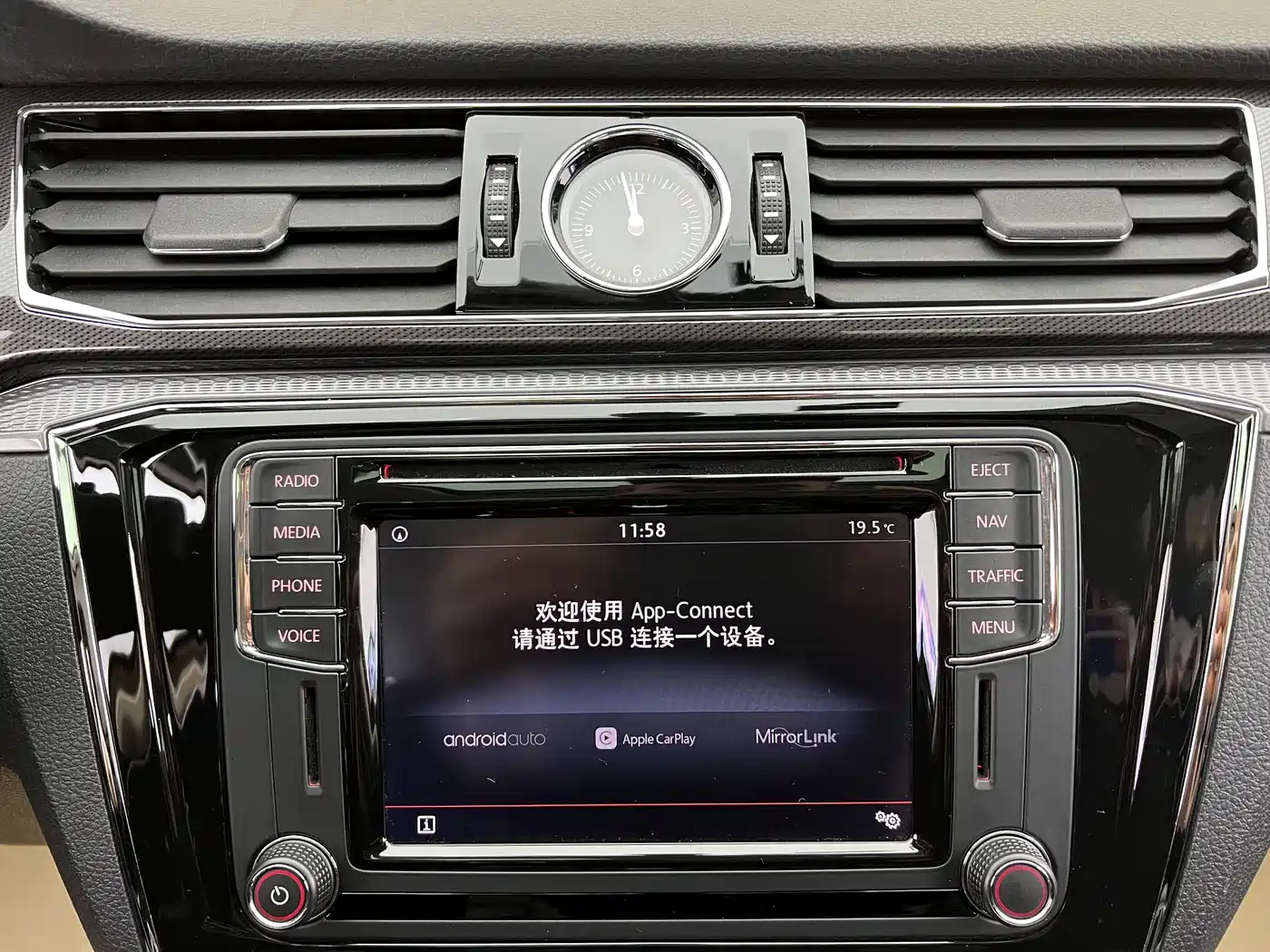 Volkswagen Passat 2017 330TSI DSG Luxury фото 23