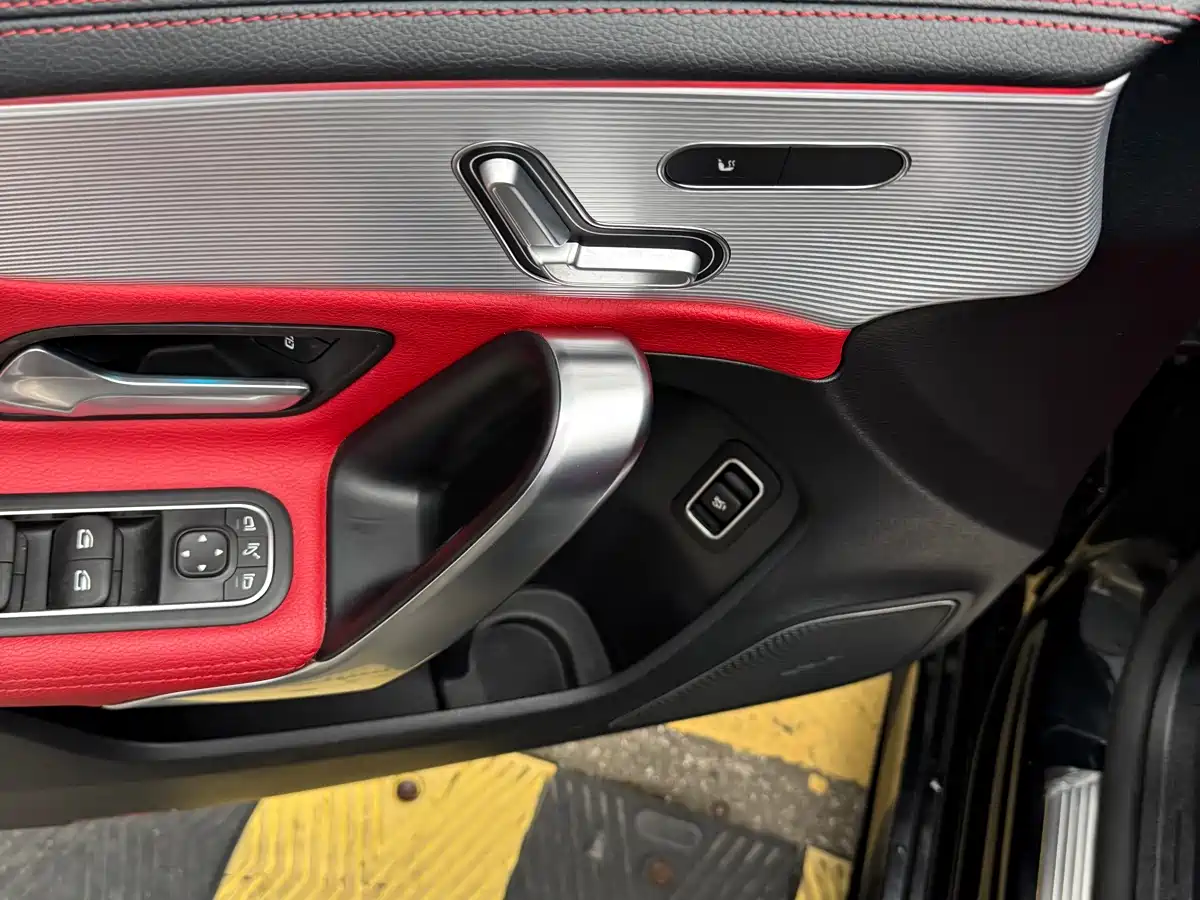 Mercedes-Benz A-Class AMG 2021 AMG A 35 L 4MATIC Blazing Night Special Edition фото 14