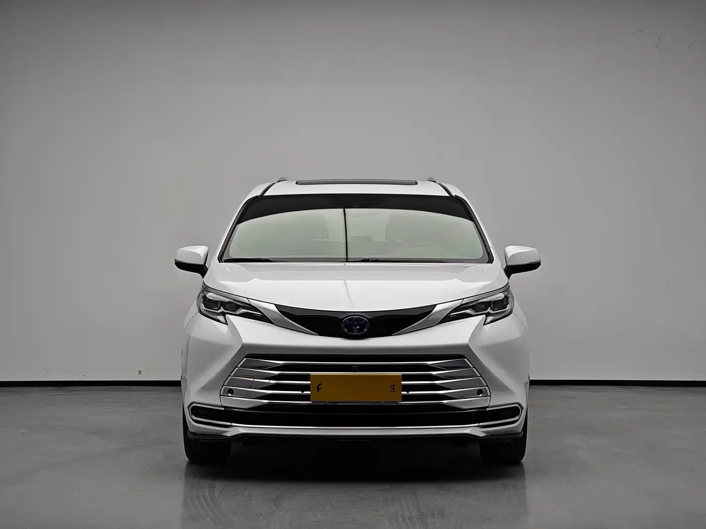 Toyota Sienna 2021 2.5L Hybrid Platinum Edition фото 2