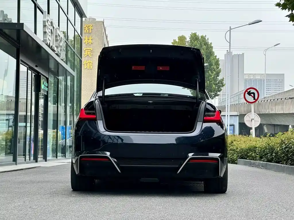 BMW i3 2025 2025 eDrive 40 L Shadow Night Package