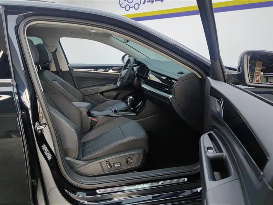 Volkswagen Passat 2025 Outstanding 330TSI Starlight Elite Edition фото 8