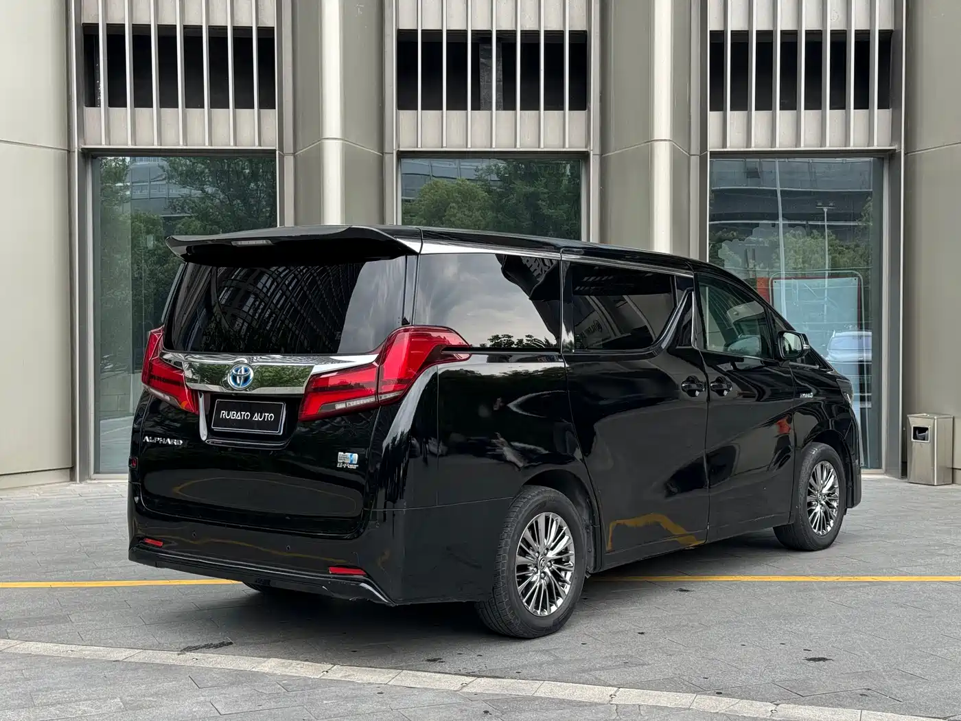 Toyota Alphard 2019 Hybrid 2.5L Luxury фото 3