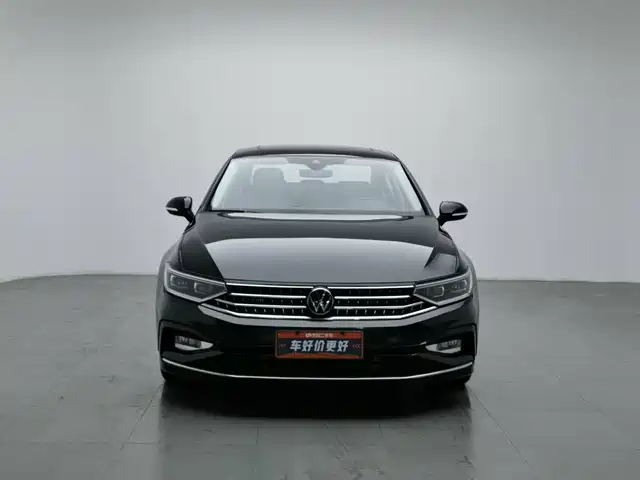 Volkswagen Magotan 2023 Model 2 Million Commemorative Edition 330TSI DSG Luxury — фото 3