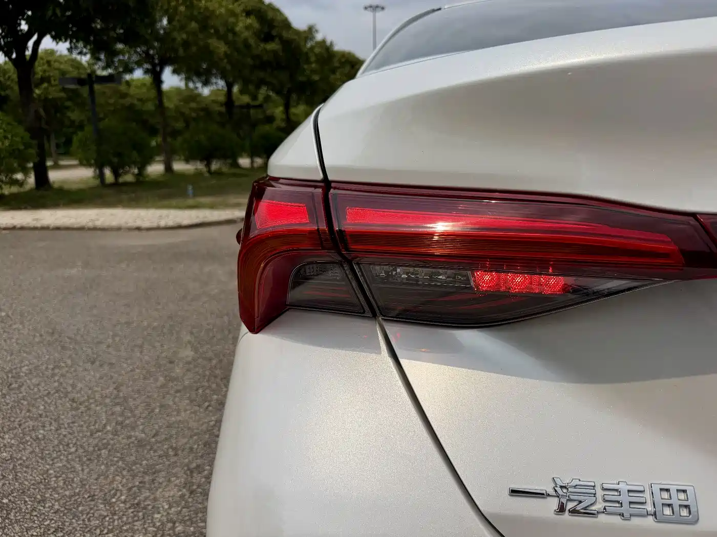 Toyota Avalon 2022 Hybrid 2.5L Luxury Edition фото 30